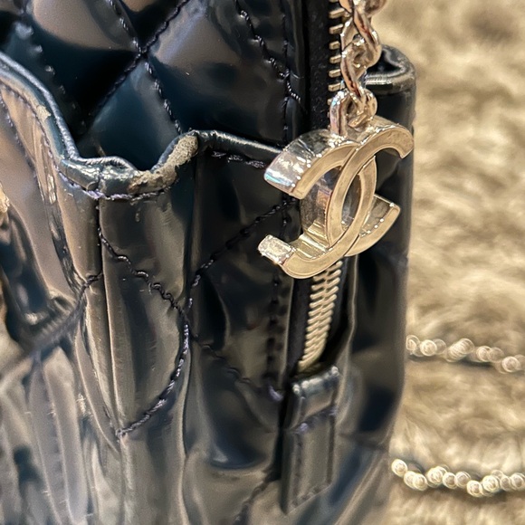 Authentic CHANEL Patent Quilted Purse - Picture 4 of 15